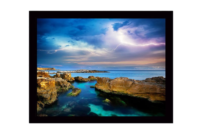 Innrammet lerretsbilde i tre - 41x56 cm - Dramatisk sjølandskap med tordenskyer og fjellformasjoner, Blå / Grønn / Beige