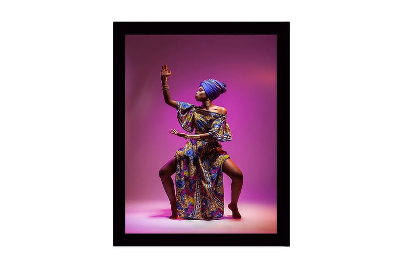 Innrammet lerretsbilde i tre - 41x56 cm - Elegant kvinne i fargerike tradisjonelle klær med en kraftfull pose, Lilla / Blå / Gull