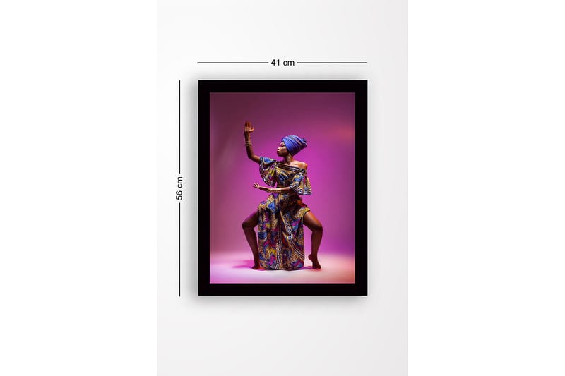 Innrammet lerretsbilde i tre - 41x56 cm - Elegant kvinne i fargerike tradisjonelle klær med en kraftfull pose - Lilla / Blå / Gull - Innredning - Bilder & kunst