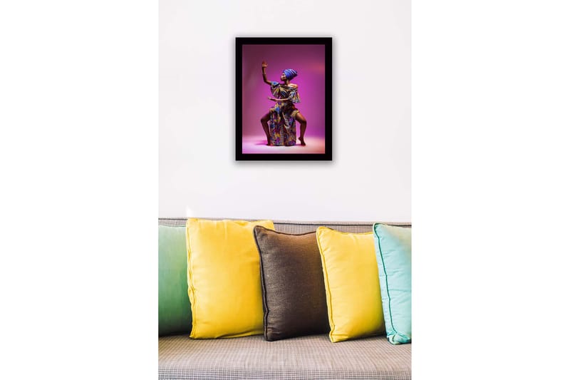 Innrammet lerretsbilde i tre - 41x56 cm - Elegant kvinne i fargerike tradisjonelle klær med en kraftfull pose - Lilla / Blå / Gull - Innredning - Bilder & kunst