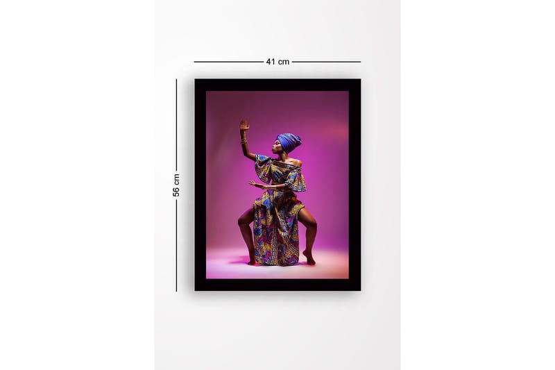 Innrammet lerretsbilde i tre - 41x56 cm - Elegant kvinne i fargerike tradisjonelle klær med en kraftfull pose - Lilla / Blå / Gull - Innredning - Bilder & kunst