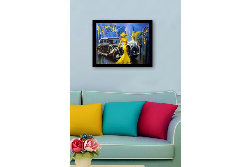 Innrammet lerretsbilde i tre - 41x56 cm - Elegant kvinne i gul kjole med fiolin foran en klassisk bil i urbane omgivelser - Gul / Svart / Blå - Innredning - Bilder & kunst