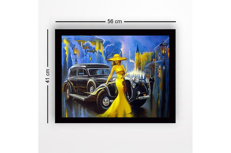 Innrammet lerretsbilde i tre - 41x56 cm - Elegant kvinne i gul kjole med fiolin foran en klassisk bil i urbane omgivelser - Gul / Svart / Blå - Innredning - Bilder & kunst