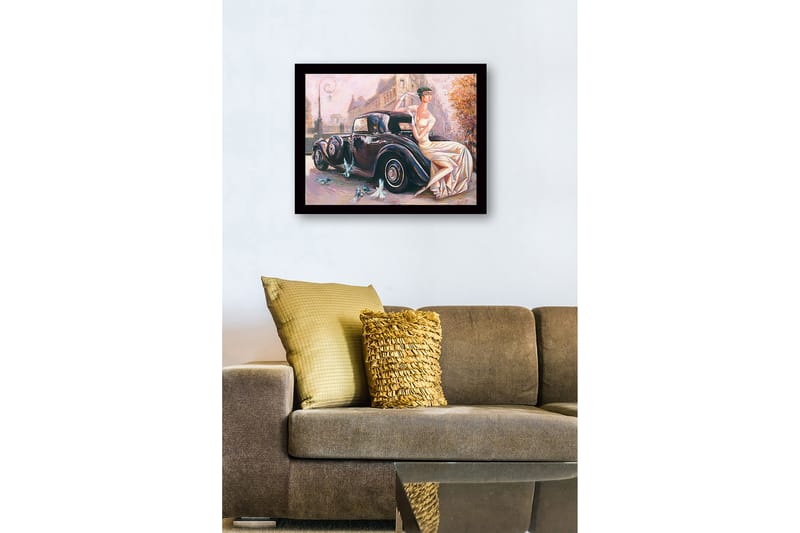 Innrammet lerretsbilde i tre - 41x56 cm - Elegant kvinne i hvit kjole sittende på en klassisk bil - Svart / Beige / Lys rosa - Innredning - Bilder & kunst