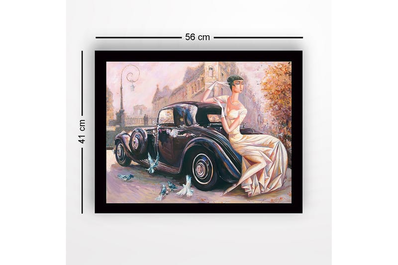 Innrammet lerretsbilde i tre - 41x56 cm - Elegant kvinne i hvit kjole sittende på en klassisk bil - Svart / Beige / Lys rosa - Innredning - Bilder & kunst