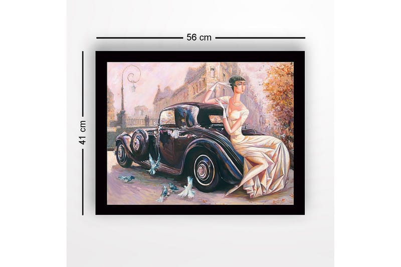 Innrammet lerretsbilde i tre - 41x56 cm - Elegant kvinne i hvit kjole sittende på en klassisk bil - Svart / Beige / Lys rosa - Innredning - Bilder & kunst