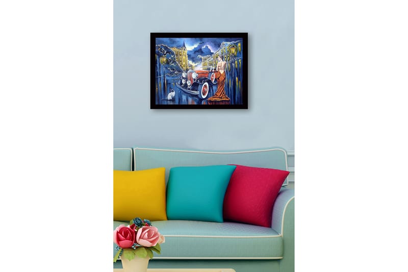 Innrammet lerretsbilde i tre - 41x56 cm - Elegant kvinne i rød kjole ved en klassisk bil i urbane omgivelser - Rød / Svart / Blå - Innredning - Bilder & kunst