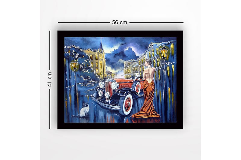 Innrammet lerretsbilde i tre - 41x56 cm - Elegant kvinne i rød kjole ved en klassisk bil i urbane omgivelser - Rød / Svart / Blå - Innredning - Bilder & kunst