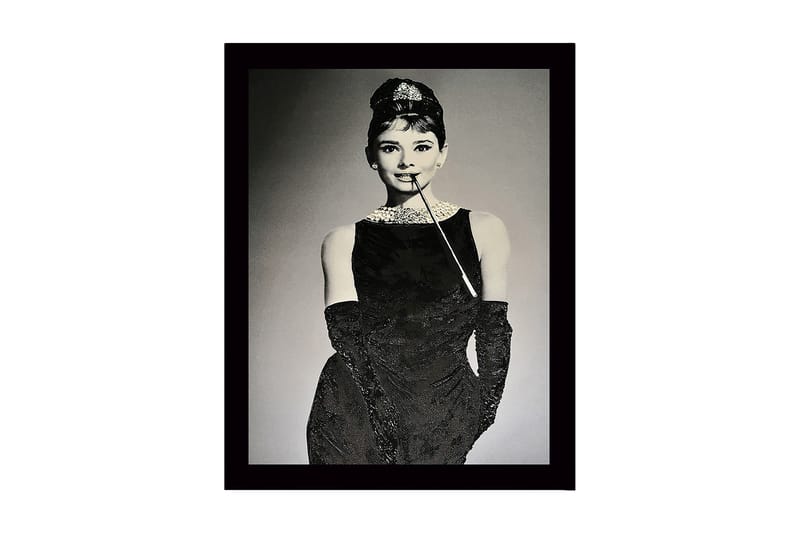 Innrammet lerretsbilde i tre - 41x56 cm - Elegant kvinne i svart kjole med perlekjede og hansker - Svart / Hvit / Grå - Innredning - Bilder & kunst