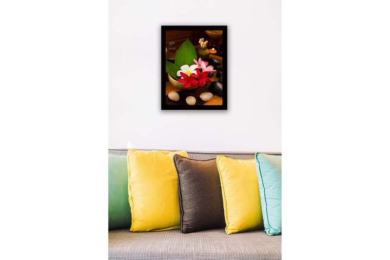 Innrammet lerretsbilde i tre - 41x56 cm - Fargerik blomsterbukett i en bolle - Rød / Hvit / Grønn - Innredning - Bilder & kunst