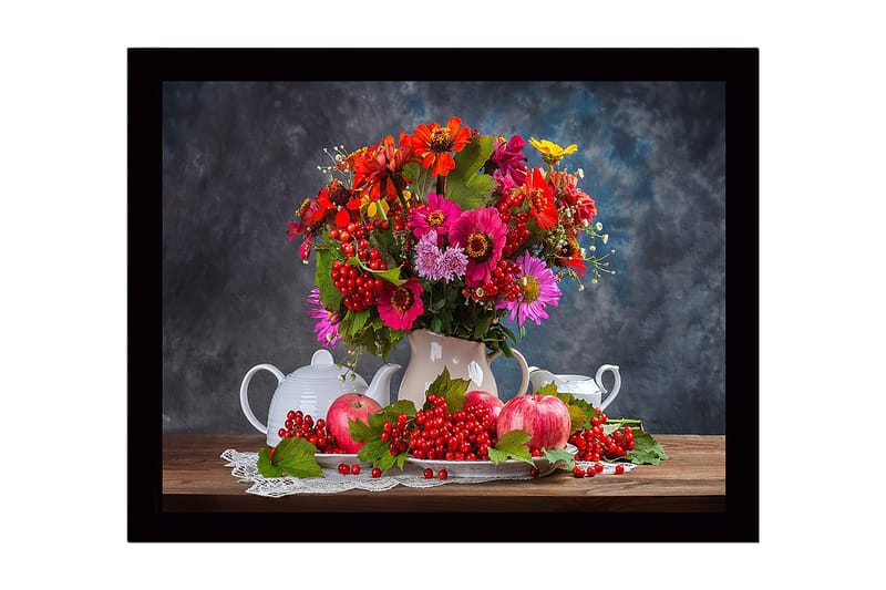 Innrammet lerretsbilde i tre - 41x56 cm - Fargerik blomsterbukett i en hvit mugge med epler og bær i en naturalistisk komposisjon - Rød / Grønn / Rosa - Innredning - Bilder & kunst