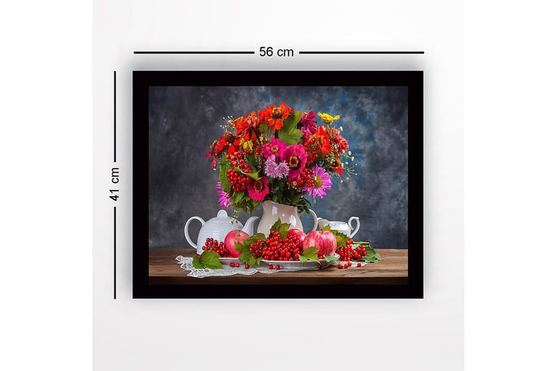Innrammet lerretsbilde i tre - 41x56 cm - Fargerik blomsterbukett i en hvit mugge med epler og bær i en naturalistisk komposisjon - Rød / Grønn / Rosa - Innredning - Bilder & kunst