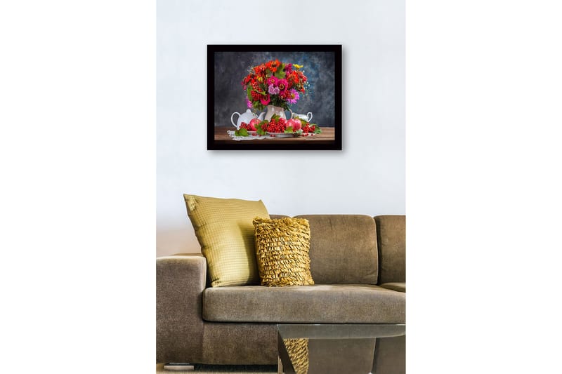 Innrammet lerretsbilde i tre - 41x56 cm - Fargerik blomsterbukett i en hvit mugge med epler og bær i en naturalistisk komposisjon - Rød / Grønn / Rosa - Innredning - Bilder & kunst