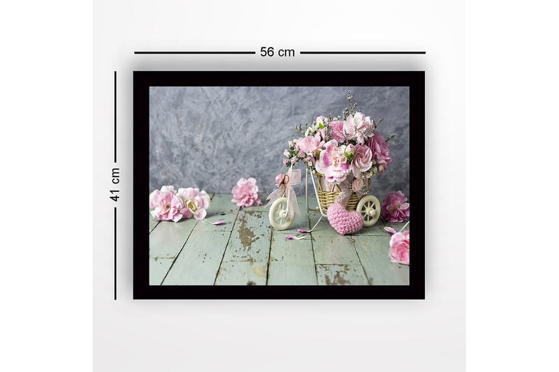 Innrammet lerretsbilde i tre - 41x56 cm - Fargerik blomsterbukett i en kurv på en treflate - Rosa / Grønn / Beige - Innredning - Bilder & kunst