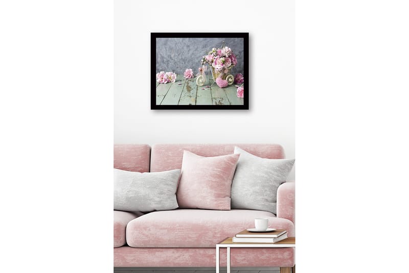 Innrammet lerretsbilde i tre - 41x56 cm - Fargerik blomsterbukett i en kurv på en treflate - Rosa / Grønn / Beige - Innredning - Bilder & kunst