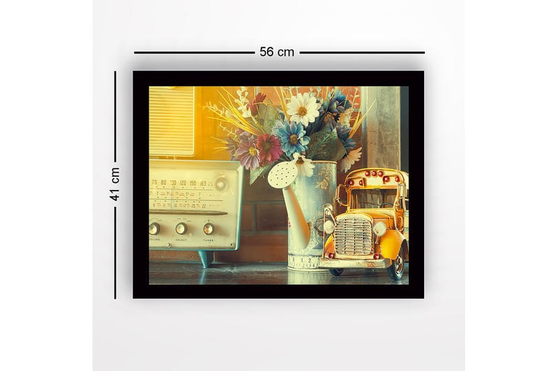 Innrammet lerretsbilde i tre - 41x56 cm - Fargerik blomsterbukett med en gammel lekebil i fokus - Gul / Blå / Rosa - Innredning - Bilder & kunst