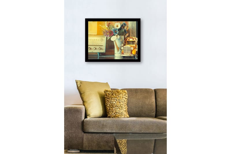 Innrammet lerretsbilde i tre - 41x56 cm - Fargerik blomsterbukett med en gammel lekebil i fokus - Gul / Blå / Rosa - Innredning - Bilder & kunst