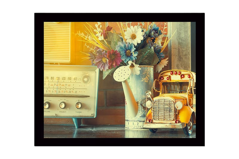 Innrammet lerretsbilde i tre - 41x56 cm - Fargerik blomsterbukett med en gammel lekebil i fokus - Gul / Blå / Rosa - Innredning - Bilder & kunst