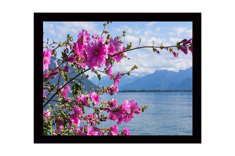 Innrammet lerretsbilde i tre - 41x56 cm - Fargerik blomsterbukett ved en innsjø med fjell i bakgrunnen - Rosa / Grønn - Innredning - Bilder & kunst