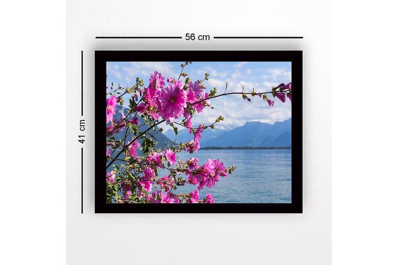 Innrammet lerretsbilde i tre - 41x56 cm - Fargerik blomsterbukett ved en innsjø med fjell i bakgrunnen - Rosa / Grønn - Innredning - Bilder & kunst