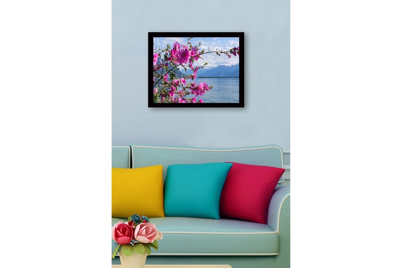 Innrammet lerretsbilde i tre - 41x56 cm - Fargerik blomsterbukett ved en innsjø med fjell i bakgrunnen - Rosa / Grønn - Innredning - Bilder & kunst