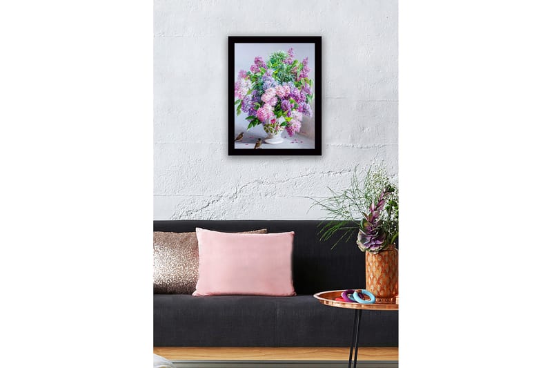 Innrammet lerretsbilde i tre - 41x56 cm - Fargerik bukett med syrinblomster i en vakker vase - Lilla / Grønn / Hvit - Innredning - Bilder & kunst