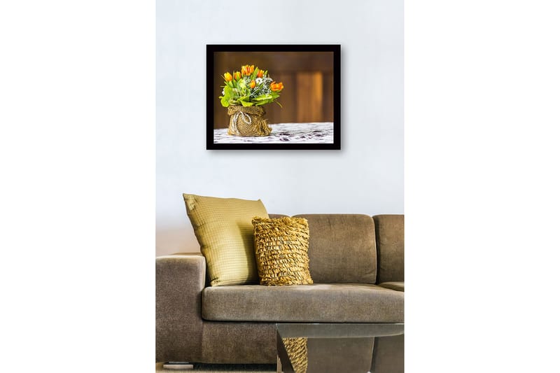 Innrammet lerretsbilde i tre - 41x56 cm - Fargerik bukett med tulipaner i en jutepose - Oransje / Grønn / Hvit - Innredning - Bilder & kunst