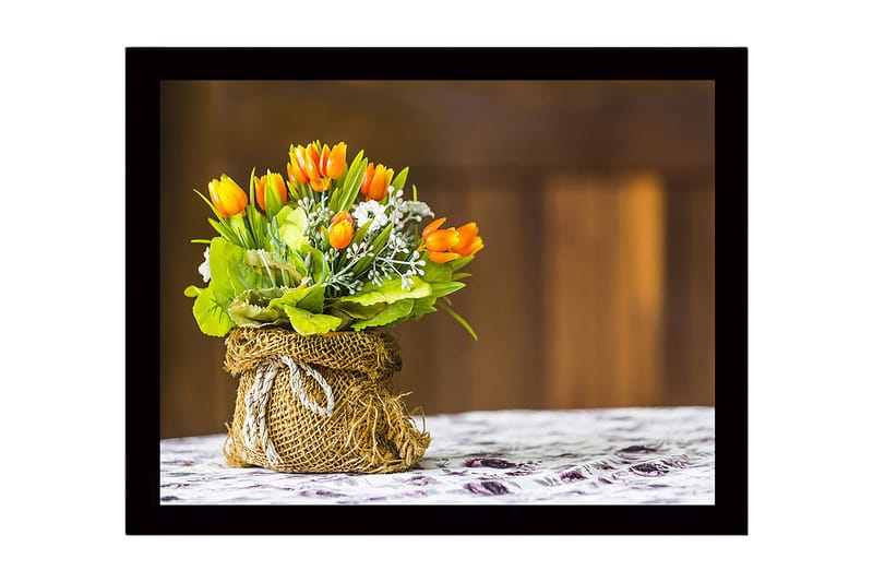 Innrammet lerretsbilde i tre - 41x56 cm - Fargerik bukett med tulipaner i en jutepose, Oransje / Grønn / Hvit