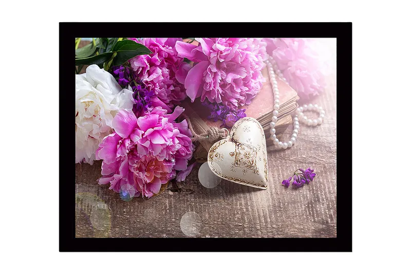 Innrammet lerretsbilde i tre - 41x56 cm - Fargerik bukett med peoner og et dekorativt hjerte - Rosa / Hvit / Lilla - Innredning - Bilder & kunst
