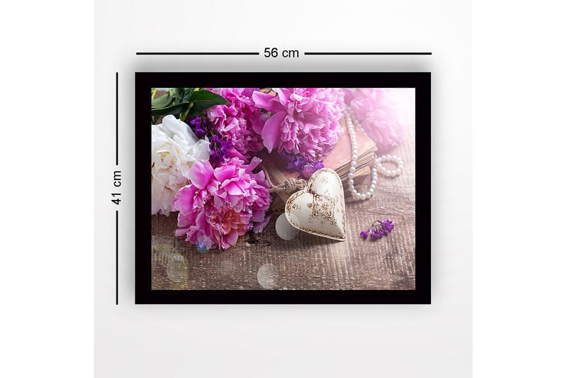 Innrammet lerretsbilde i tre - 41x56 cm - Fargerik bukett med peoner og et dekorativt hjerte - Rosa / Hvit / Lilla - Innredning - Bilder & kunst