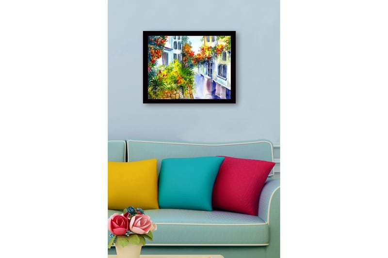 Innrammet lerretsbilde i tre - 41x56 cm - Fargerik gate med blomstrende planter og husfasader - Grønn / Rød / Gul - Innredning - Bilder & kunst