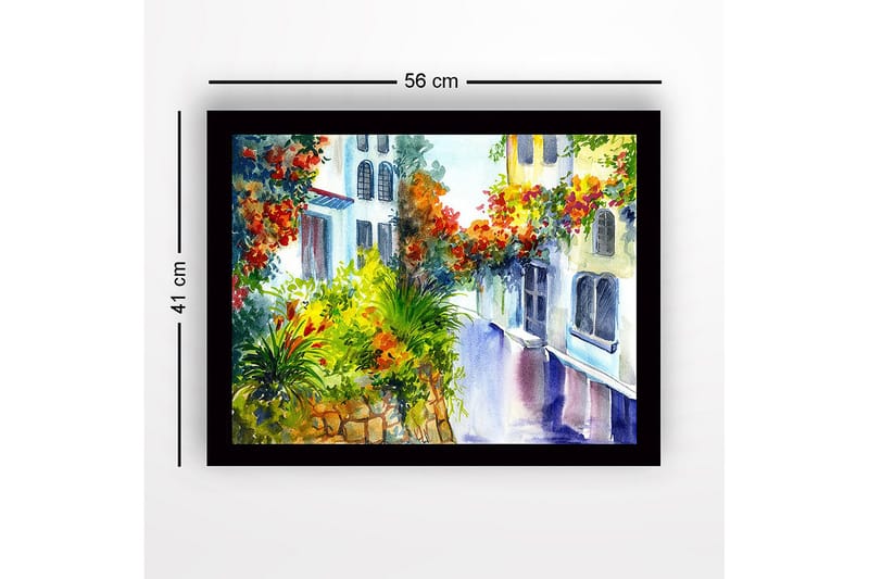 Innrammet lerretsbilde i tre - 41x56 cm - Fargerik gate med blomstrende planter og husfasader - Grønn / Rød / Gul - Innredning - Bilder & kunst