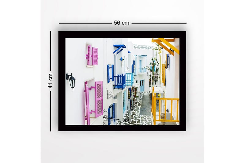 Innrammet lerretsbilde i tre - 41x56 cm - Fargerik gate med hvite hus og fargerike skodder - Rosa / Blå / Gul - Innredning - Bilder & kunst