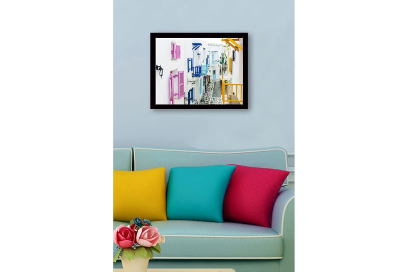 Innrammet lerretsbilde i tre - 41x56 cm - Fargerik gate med hvite hus og fargerike skodder - Rosa / Blå / Gul - Innredning - Bilder & kunst