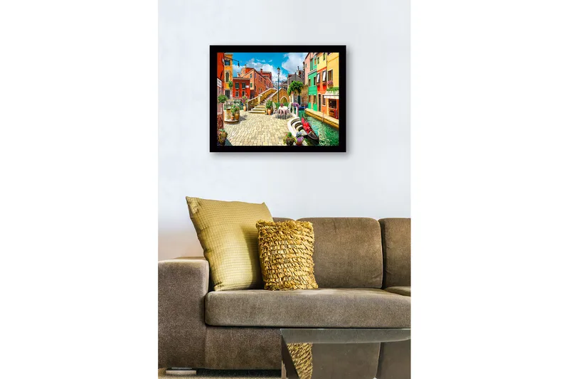 Innrammet lerretsbilde i tre - 41x56 cm - Fargerik kanal med pittoreske hus og blomsteroppsatser - Rød / Grønn / Blå - Innredning - Bilder & kunst