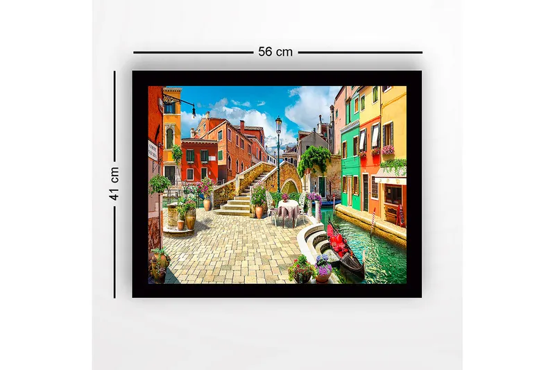 Innrammet lerretsbilde i tre - 41x56 cm - Fargerik kanal med pittoreske hus og blomsteroppsatser - Rød / Grønn / Blå - Innredning - Bilder & kunst