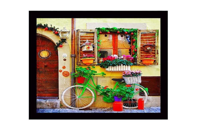 Innrammet lerretsbilde i tre - 41x56 cm - Fargerik sykkel med blomster og dekorasjoner ved en sjarmerende dør, Grønn / Rød / Rosa