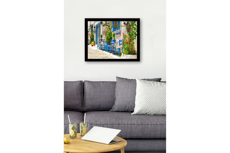 Innrammet lerretsbilde i tre - 41x56 cm - Fargerik utendørs spiseplass med blå stoler og blomstrende planter - Blå / Grønn / Rosa - Innredning - Bilder & kunst