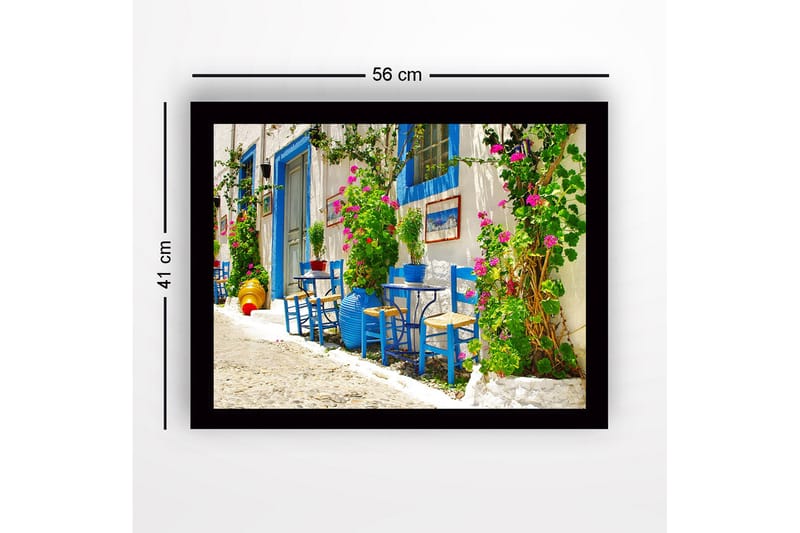 Innrammet lerretsbilde i tre - 41x56 cm - Fargerik utendørs spiseplass med blå stoler og blomstrende planter - Blå / Grønn / Rosa - Innredning - Bilder & kunst