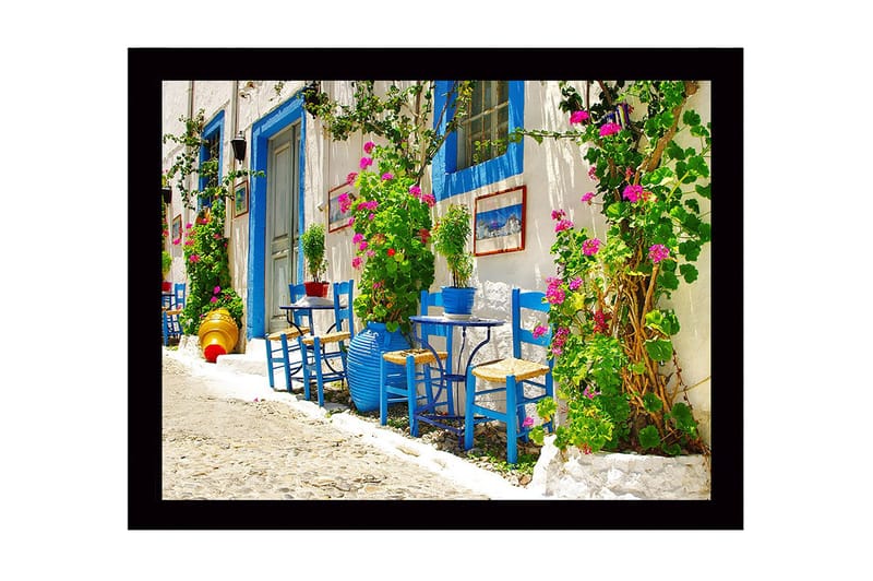 Innrammet lerretsbilde i tre - 41x56 cm - Fargerik utendørs spiseplass med blå stoler og blomstrende planter, Blå / Grønn / Rosa