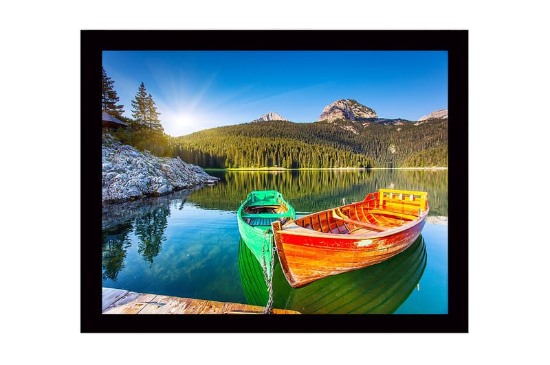 Innrammet lerretsbilde i tre - 41x56 cm - Fargerike båter på en speilblank innsjø med omkringliggende fjell og skog, Grønn / Oransje / Blå