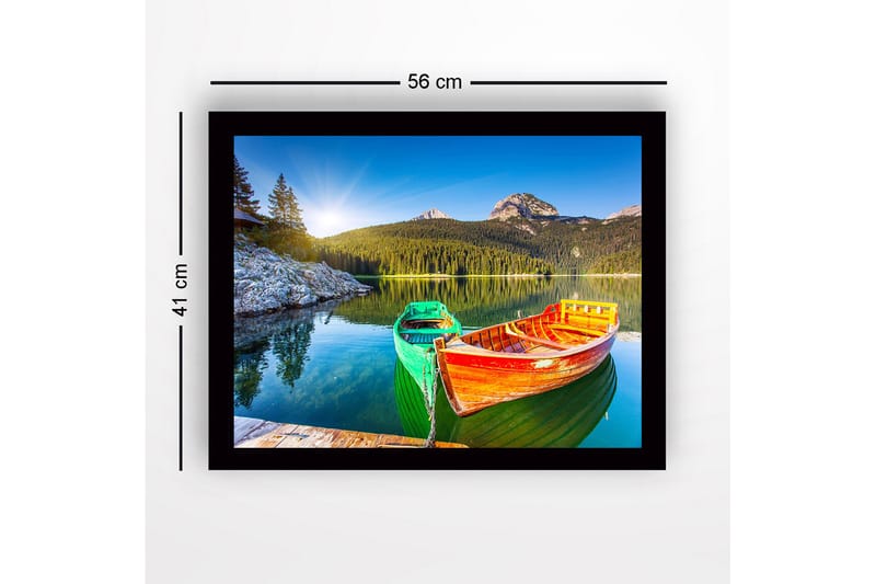 Innrammet lerretsbilde i tre - 41x56 cm - Fargerike båter på en speilblank innsjø med omkringliggende fjell og skog - Grønn / Oransje / Blå - Innredning - Bilder & kunst