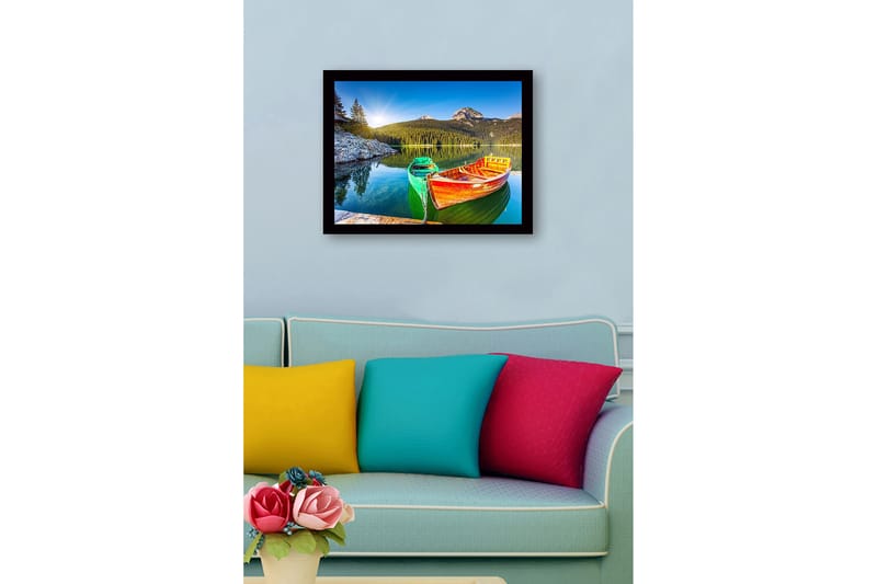 Innrammet lerretsbilde i tre - 41x56 cm - Fargerike båter på en speilblank innsjø med omkringliggende fjell og skog - Grønn / Oransje / Blå - Innredning - Bilder & kunst