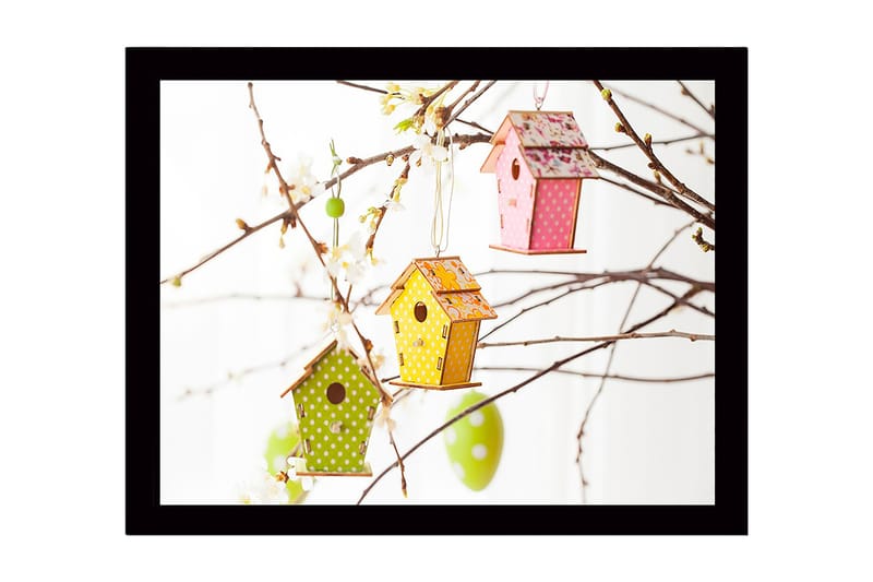 Innrammet lerretsbilde i tre - 41x56 cm - Fargerike fuglekasser hengende i blomstergrener - Grønn / Rosa / Gul - Innredning - Bilder & kunst