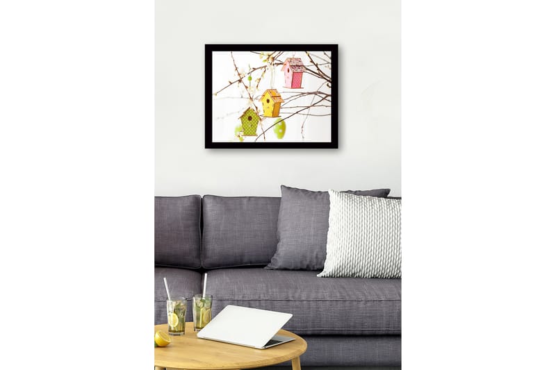 Innrammet lerretsbilde i tre - 41x56 cm - Fargerike fuglekasser hengende i blomstergrener - Grønn / Rosa / Gul - Innredning - Bilder & kunst