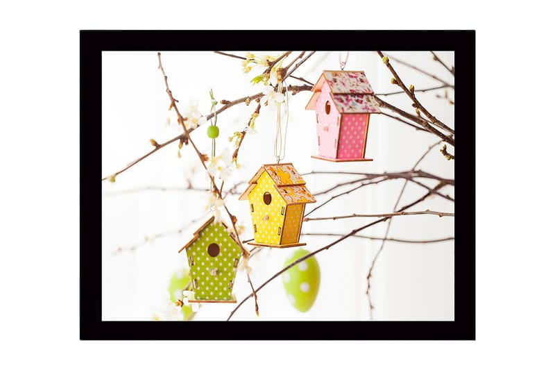 Innrammet lerretsbilde i tre - 41x56 cm - Fargerike fuglekasser hengende i blomstergrener - Grønn / Rosa / Gul - Innredning - Bilder & kunst