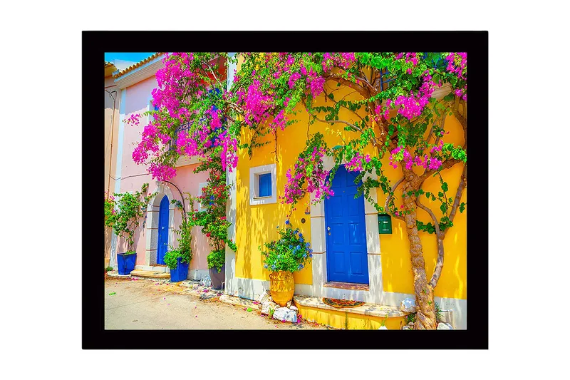 Innrammet lerretsbilde i tre - 41x56 cm - Fargerike hus med bougainvillea i blomst - Gul / Blå / Rosa - Innredning - Bilder & kunst