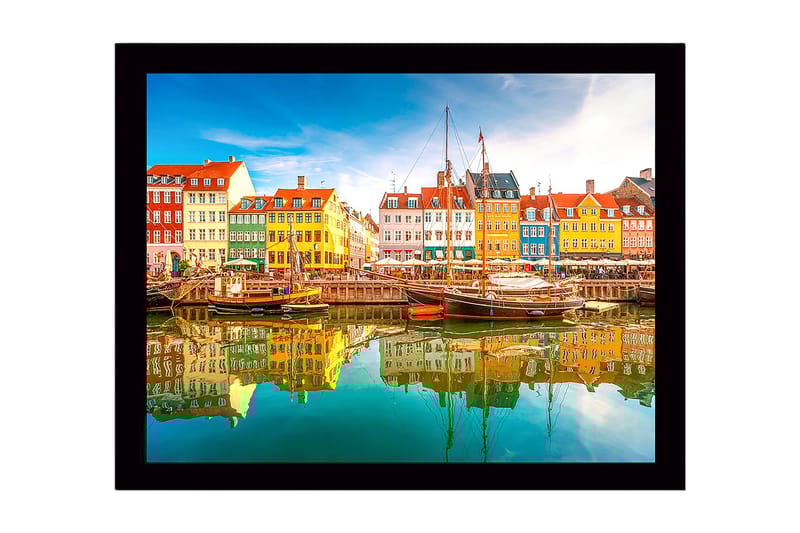 Innrammet lerretsbilde i tre - 41x56 cm - Fargerike hus ved en havn med båter speilet i vannet - Gul / Grønn / Blå - Innredning - Bilder & kunst