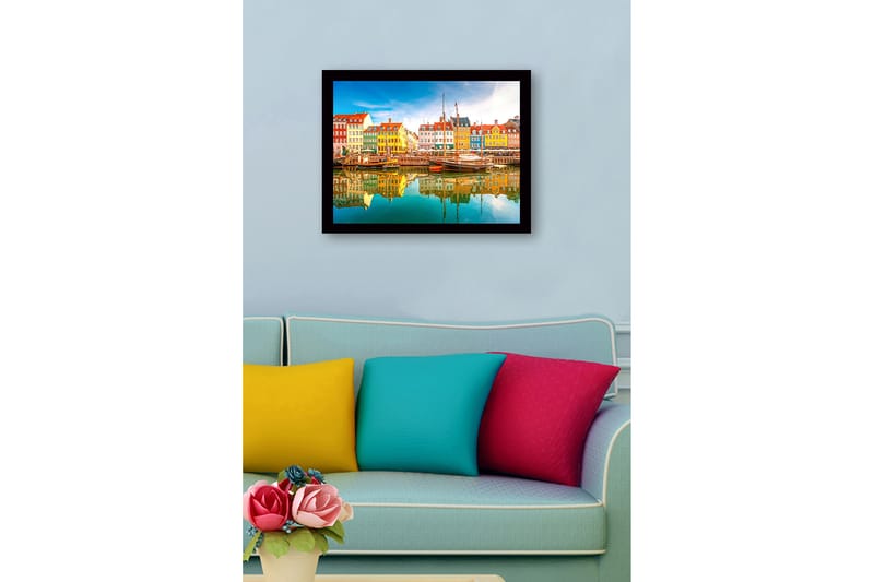 Innrammet lerretsbilde i tre - 41x56 cm - Fargerike hus ved en havn med båter speilet i vannet - Gul / Grønn / Blå - Innredning - Bilder & kunst
