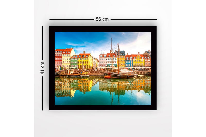 Innrammet lerretsbilde i tre - 41x56 cm - Fargerike hus ved en havn med båter speilet i vannet - Gul / Grønn / Blå - Innredning - Bilder & kunst